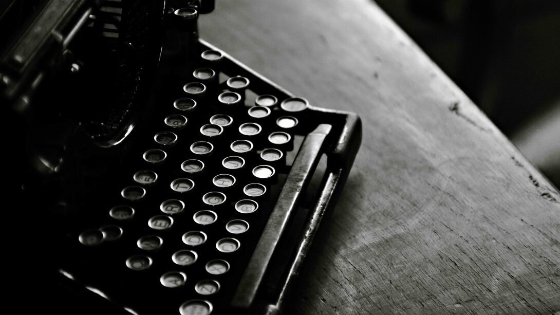 Escribir es un karma, el plagio de mí mismo, la última opción antes de la muerte. Duele. Es el puro masoquismo de los tendones, las articulaciones y los teclados