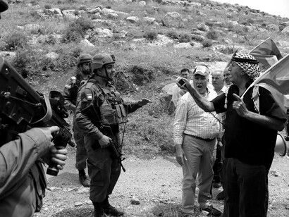 La popolazione palestinese è ridotta alla fame da un assedio che blocca cibo, acqua e medicine, trasformando la sopravvivenza quotidiana in una lotta disperata