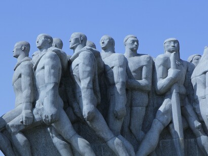 Os soldados representados no Monumento às Bandeiras lembram os indígenas e negros escravizados pelos portugueses. É crucial entender que a desbravação de um território de dimensões continentais, sem mapas precisos, tecnologia avançada ou apoio logístico centralizado, teria sido impossível sem a participação ativa das populações locais