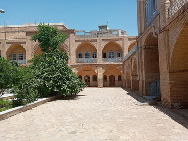 Madrasa Haj Soltan. Algunos procesos de socialización en instituciones religiosas han sido señalados por estudios académicos como ámbitos donde determinadas lecturas ideológicas del islam político pueden alimentar dinámicas de radicalización