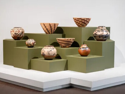 Various artists, Arts of indigenous America, exhibition view. Courtesy of De Young Museum