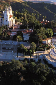 Vista sull'intero complesso che forma Hearst Castle, California (USA)