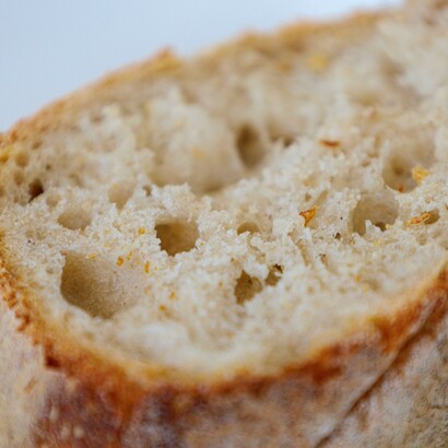 Per raggiungere gli obiettivi climatici è necessario che l’agricoltura contribuisca concretamente: riducendo l’uso di fertilizzanti azotati (spesso usati per aumentare le proteine del grano), si può diminuire il rilascio di protossido di azoto, uno dei gas serra più potenti