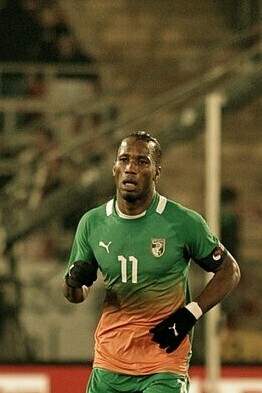 Didier Drogba jugando con la selección de Costa de Marfil durante un amistoso contra la selección de Austria, 2012