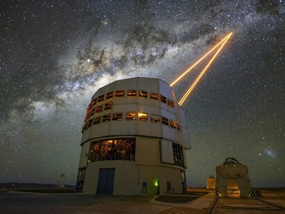 L'ottica adattiva impiegata dal Very Large Telescope dell'Osservatorio Paranal dell'ESO corregge le distorsioni introdotte dall'atmosfera terrestre. Tuttavia, per funzionare, l'ottica adattiva richiede una stella di riferimento abbastanza luminosa vicino all'oggetto di studio, cosa che naturalmente non è sempre possibile. Per ovviare a questo problema, gli astronomi possono creare stelle artificiali facendo brillare un potente raggio laser nell'alta atmosfera terrestre. Queste stelle guida laser permettono di osservare quasi tutto il cielo visibile con l'ottica adattiva