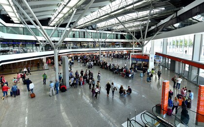 Mercoledì 10 settembre 2025, l’aeroporto internazionale di Varsavia è stato chiuso a causa dell’ingresso di droni russi nello spazio aereo polacco, provocando ritardi ai voli. Le difese aeree della Nato sono intervenute per intercettare i velivoli