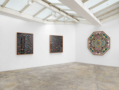 Duke Riley, Baigné de vos langueurs, exhibition view. Courtesy of Galerie GP & N Vallois