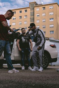 I maranza sono il prodotto di un'estetica di strada che sui social si amplifica, trasformandosi in un vero e proprio fenomeno culturale 