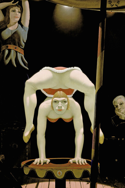 Pyke Koch, De grote contorsioniste (Parade de cirque) (La grande contorsionista. Spettacolo circense), 1957. Per gentile concessione del Mart