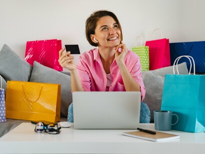 Estudos indicam que grande parte das vendas online ocorre a partir dessas recomendações automatizadas, o que demonstra como o consumo é impulsionado não apenas pela necessidade, mas pela indução algorítmica do desejo. A lógica do “quem comprou isso também comprou aquilo” exemplifica como a IA atua como um agente ativo na ampliação do consumo