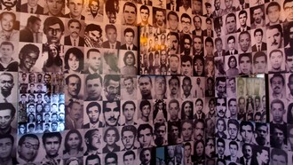 Mural com fotos dos mortos e desaparecidos políticos com espelhos aplicados de maneira que o observador se veja como parte da composição. Exposição sobre o período da ditadura militar no Brasil, no Gasômetro, em Porto Alegre, 2013. No intervalo entre 1964 e 1985, o Brasil viveu sob um regime autoritário que deixou como legado 434 mortos e desaparecidos políticos, além de um sistema institucionalizado de censura e tortura (Brasil, Comissão Nacional da Verdade, 2014). Em 2023, o país superou três décadas da promulgação da Lei dos Desaparecidos Políticos (Lei 9.140/1995), mas o avanço nas identificações dos restos mortais permanece lento, com menos de 10% dos casos solucionados (Instituto Vladimir Herzog, 2023)