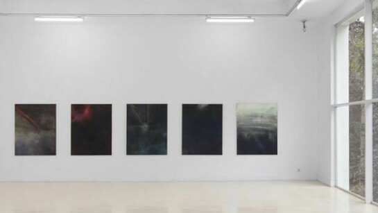 Falha de Ouro, 2009, foglia d'oro al soffitto e  5 dipinti olio e spray su tela cm 140 x 110 cad. O sol morre cede, 2009, view of the exhibition at Pavilhão Branco, Lisbona, PT
Courtesy Galleria Umberto Di Marino, Napoli, Italy