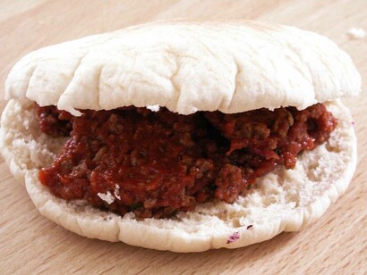 Panino ripieno di un composto di Quorn tritato cotto in una salsa rossa (simile a un ragù o un ripieno speziato)