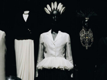 Les drapés métalliques captent la lumière du sanctuaire et révèlent la tension entre force et fragilité