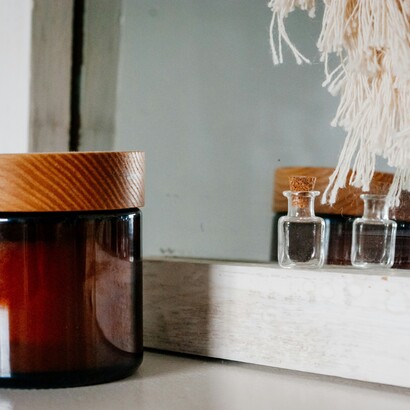 Incoraggia a prendersi cura di sé attraverso rituali lenti, come una tisana o una luce soffusa