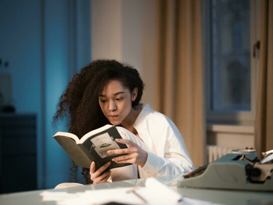 Nos encantamos com a inteligência artificial porque, de fato, ela é fascinante. A promessa de respostas imediatas, textos prontos, decisões otimizadas e caminhos encurtados seduz até os mais críticos. Afinal, quem nunca desejou apertar um botão e ver a mágica acontecer? Mas talvez a pergunta mais urgente não seja o que a IA pode fazer por nós, e sim: o que estamos deixando de fazer quando delegamos tudo a ela?
Imagine uma criança aprendendo a amarrar os cadarços. O processo é lento, cheio de tentativas frustradas. Um adulto poderia facilmente fazer por ela e, muitas vezes, faz, em nome da praticidade. Mas o que essa criança perde quando alguém resolve por ela algo que seu cérebro estava prestes a descobrir?