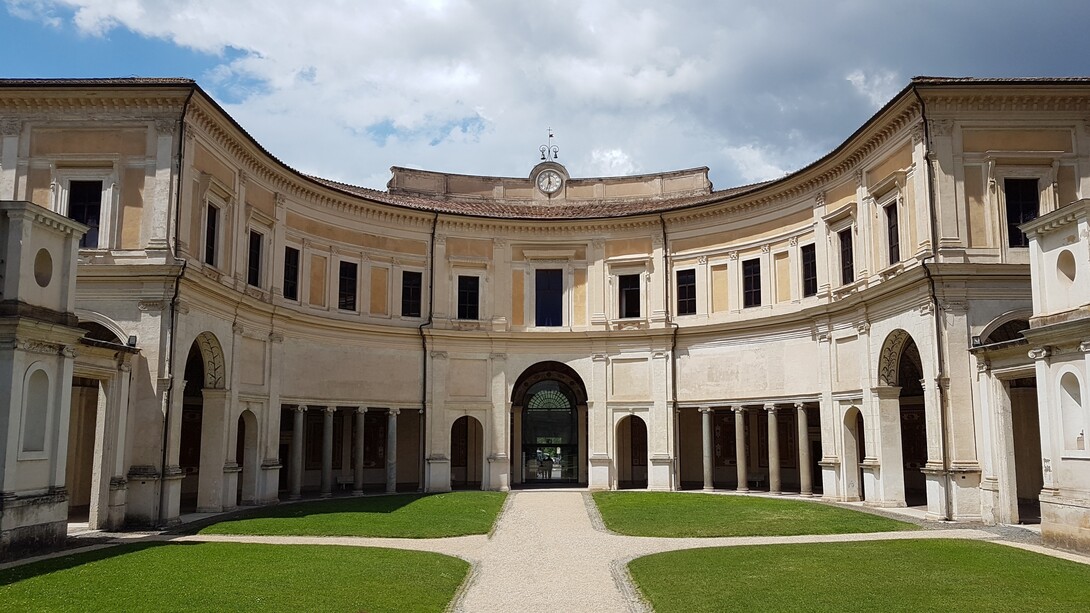 La votazione definitiva degli "Amici della domenica" che proclama l'opera vincitrice del Premio Strega avviene tradizionalmente il primo giovedì del mese di luglio nel ninfeo del Museo nazionale etrusco di Villa Giulia a Roma. In copertina Villa Giulia, Roma, Italia