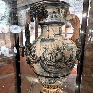 Le botteghe artigiane tramandano ancora oggi saperi antichi, lavorando l’argilla secondo metodi tradizionali. Brocca in ceramica presso il Museo civico e della ceramica cerretese, Cerreto Sannita, Benevento, Italia 