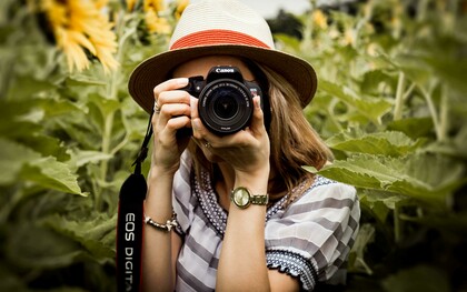 La lectura integral de una fotografía aparentemente simple revela múltiples capas de sentido a través del color, la técnica y la composición