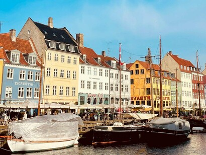 Verão em Copenhagen, na Dinamarca. Lembro que quando morava em Recife, reclamava daqueles dias quentes, suor e não poder usar maquiagem que durasse, aqui com tantos meses longos de frio, sem mergulhos no mar e todo o resto, percebo que uma filha do sol, como eu, nordestina raiz,  não consigo ser tão feliz como sou no verão