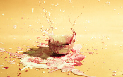 O Spill Art, que pode ser traduzido como "arte do derramamento", tem como base a experimentação com fluidos, permitindo que manchas e borrões guiem a criação artística. Essa técnica surgiu no contexto das vanguardas abstratas, inspirada em parte pelo expressionismo abstrato, movimento que teve figuras icônicas como Jackson Pollock, famoso por suas pinturas de gotejamento (drip painting)