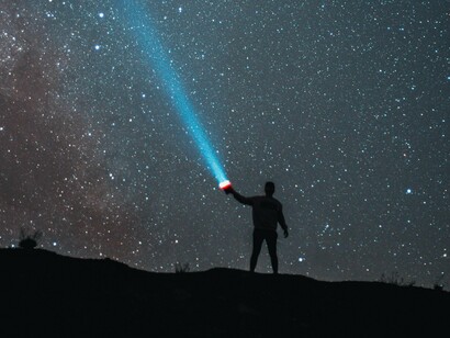 Quando esse conceito é aplicado ao cosmos, a ideia é que o universo em grande escala pode ter uma organização com padrões similares, do nível subatômico à vastidão das galáxias. A "teia cósmica" é a estrutura em larga escala do universo, composta por filamentos de matéria escura, gás e galáxias interligadas, como os nós de uma rede tridimensional



