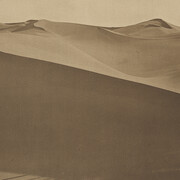 Lehnert & Landrock, ​Sans titre, identifié comme « Dans le désert », 1904-1914. Courtesy of Photo Elysée