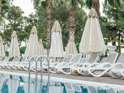 Mas alguém mais incauto se atreve a sentar-se na espreguiçadeira “abandonada” com a toalha, cai-lhe o mundo em cima. O “dono” pode surgir em modo justiceiro, apontando o dedo e vociferando com indignação