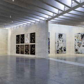 Secundino Hernández, Estación total, vista de exhibición. Cortesía del MUSAC