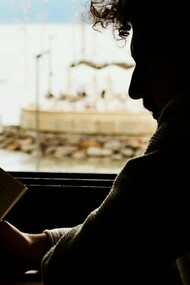 Embora gostasse de pessoas e não fosse imediatamente evidente, mantendo uma distância revelada no seu eterno e incomensurável fastio, sempre tentara perceber o que ia na cabeça dos outros por manifesta incapacidade de perceber o que ia na sua, um “desacontecimento”, a passar resvés diante das coisas importantes, a tentar escapar-se da inércia, da falta de vontade e dos azares comuns que lhe deixaram os sonhos pelo caminho