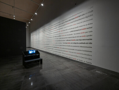 Antoni Muntadas, Otros miedos, vista de exhibición. Cortesía del Museo Universidad de Navarra