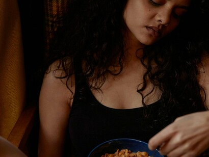 Mulher deprimida se alimenta mal. Através do nervo vago, os neurónios recebem sinais químicos da microbiota intestinal e modulam respostas. Se o ecossistema interno está desequilibrado, a nossa relação com o entorno também estará e corpos desconectados são territórios esvaziados




