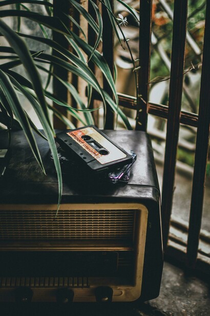 El envolvente murmullo no parecía provenir del grabador, sino de las paredes, del piso, del aire mismo. No era un eco: aquello no devolvía su voz. Era una reverberación del tiempo, una vibración que conservaba algo de quienes habían habitado la casa