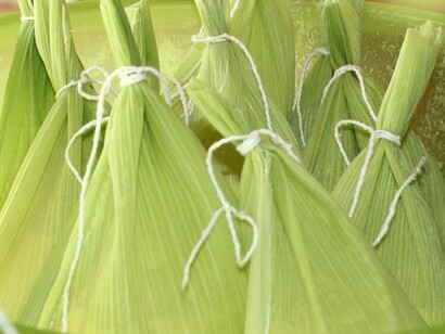 Para o goiano, receber alguém em casa significa colocar a mesa. É oferecer café com bolo de fubá, biscoito de queijo ou uma pamonha quentinha. É essa hospitalidade que marca o estilo de vida da cidade: simples, acolhedor e afetuoso