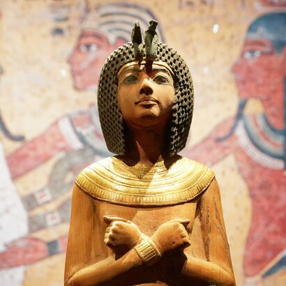 Ushebti egipcio de ébano, bronce y oro