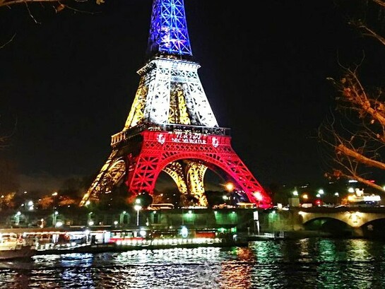 O céu não tinha nuvens. O sol era radiante. A ambiência, elegante. Tudo ia límpido. Como pintura. Sem queimar, incomodar nem maltratar. Havia algum vento. Algum barulho. Mas nada de brisa. Nada de úmido. Anunciavam-se dias frios