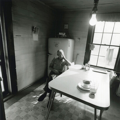 Emmet Gowin, Raymond in his mother’s
kitchen, Danville, Virginia, 1970. Courtesy of Pace Gallery © Emmet Gowin
