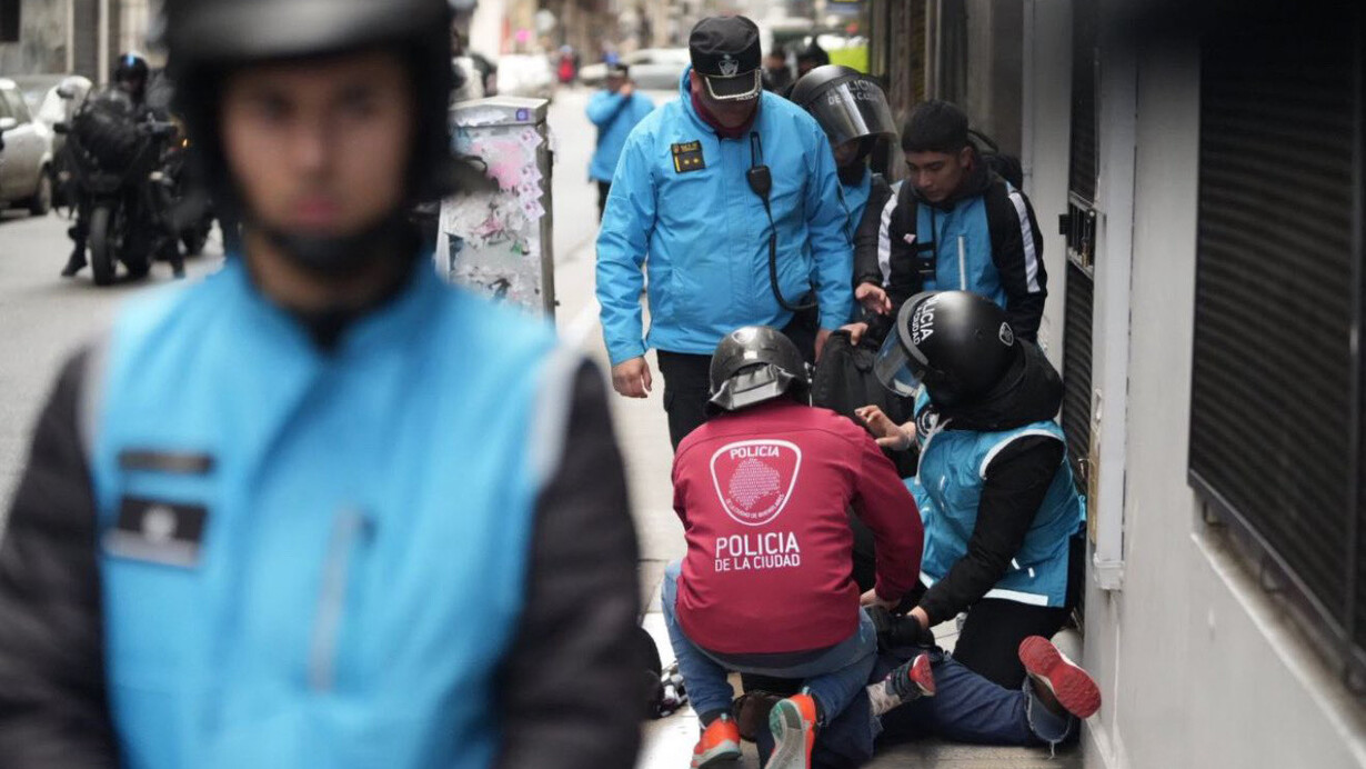 Dos periodistas fueron violentamente detenidas por la Policía de la Ciudad mientras fotografiaban el reclamo de los jubilados. 13 de agosto de 2025, Buenos Aires, Argentina