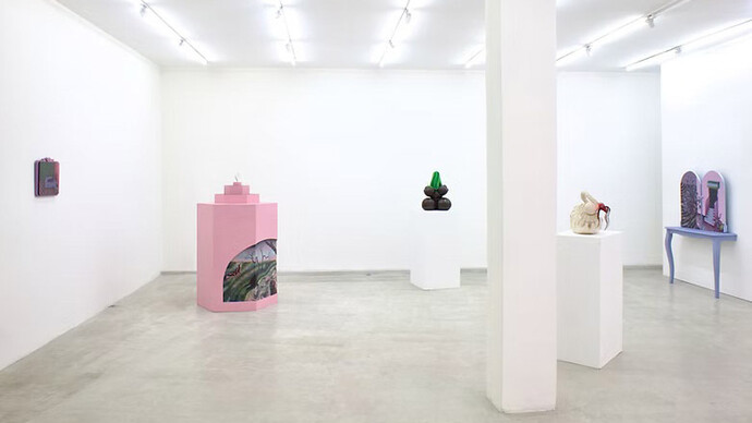 Eliana Quilla, Te busco, noche, vista de exhibición. Cortesía de Linse Galería