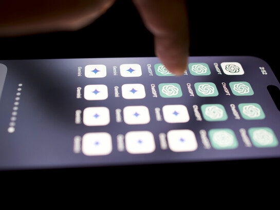 Le doigt qui signait sur papier signe maintenant sa reddition