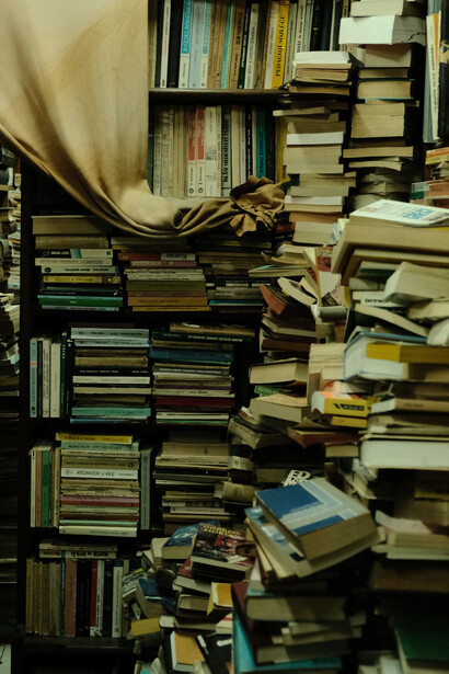 Como autor, Rodríguez Fer ha cultivado un diálogo constante entre poesía, memoria histórica y compromiso lingüístico, tanto en su país como en el extranjero