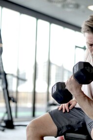 Homem treinando no ginásio