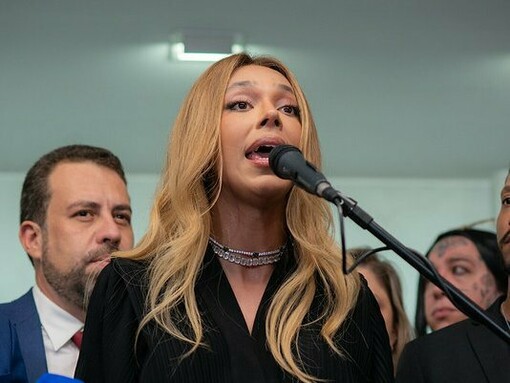 A Deputada Federal Erika Hilton fala sobre a PEC da escala 6x1 em coletiva de imprensa, 2024. Com a adoção de uma jornada de trabalho menor, as grandes empresas precisariam contratar mais funcionários para suprir as necessidades de funcionamento de seus estabelecimentos, impactando diretamente na margem de lucro da corporação


