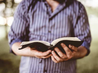 La repetición de mensajes sobre sacrificio y culpa funciona como un eco que adormece la capacidad de cuestionar