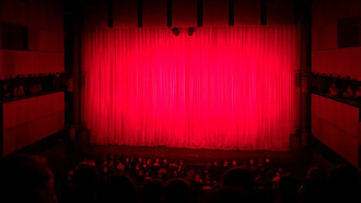 El grito, amplificado por la concurrencia, le cae como un electroshock que le eriza la nuca, le crispa el rostro y lo induce a arrojarse al pasillo