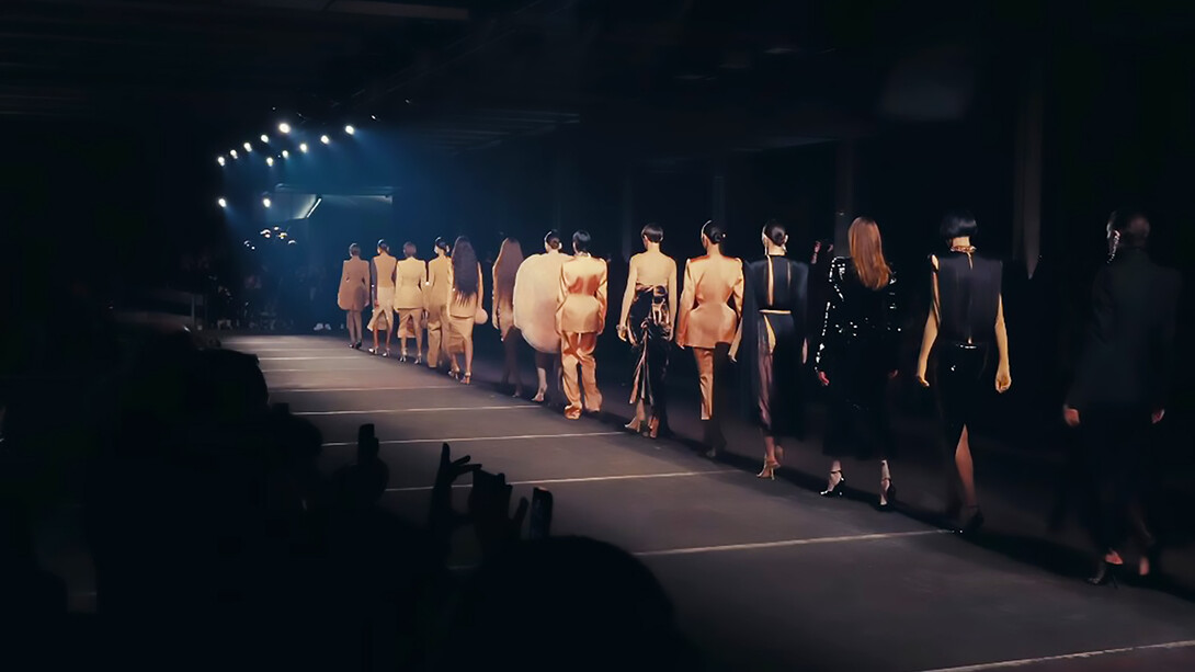 Drawing on old Hollywood glamour and the showgirl as a modern goddess, the collection reframes a familiar cultural cliché. It merges Mugler’s heritage with a personal quest to reconcile contrasting forces and reignite the house’s iconoclastic power