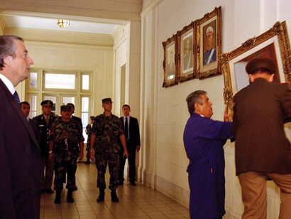 El presidente Néstor Kirchner ordena que se descuelguen los cuadros de los genocidas Jorge Rafael Videla y Reynaldo Bignone del Colegio Militar en El Palomar, 24 de marzo de 2004