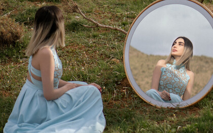 Face au miroir de nos rêves, nous contemplons ce que nous aspirons à devenir — mais le reflet seul ne suffit pas à transformer le réel