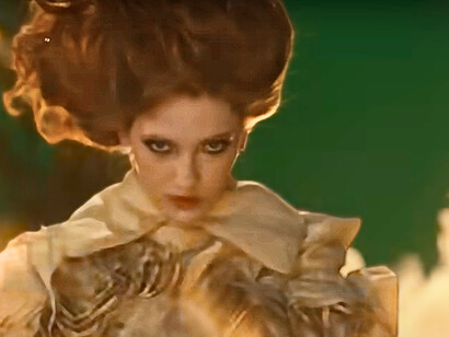 This isn’t just fashion—it’s Harriet’s quiet rebellion, her way of saying ‘I’m here’ without a single word