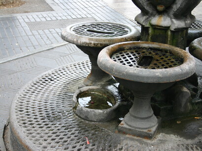 El agua de la Fuente de Canaletas tiene propiedades mágicas, quien bebe de ella retorna. Fuente de Canaletas. La Rambla, plaza Cataluña, Barcelona. España